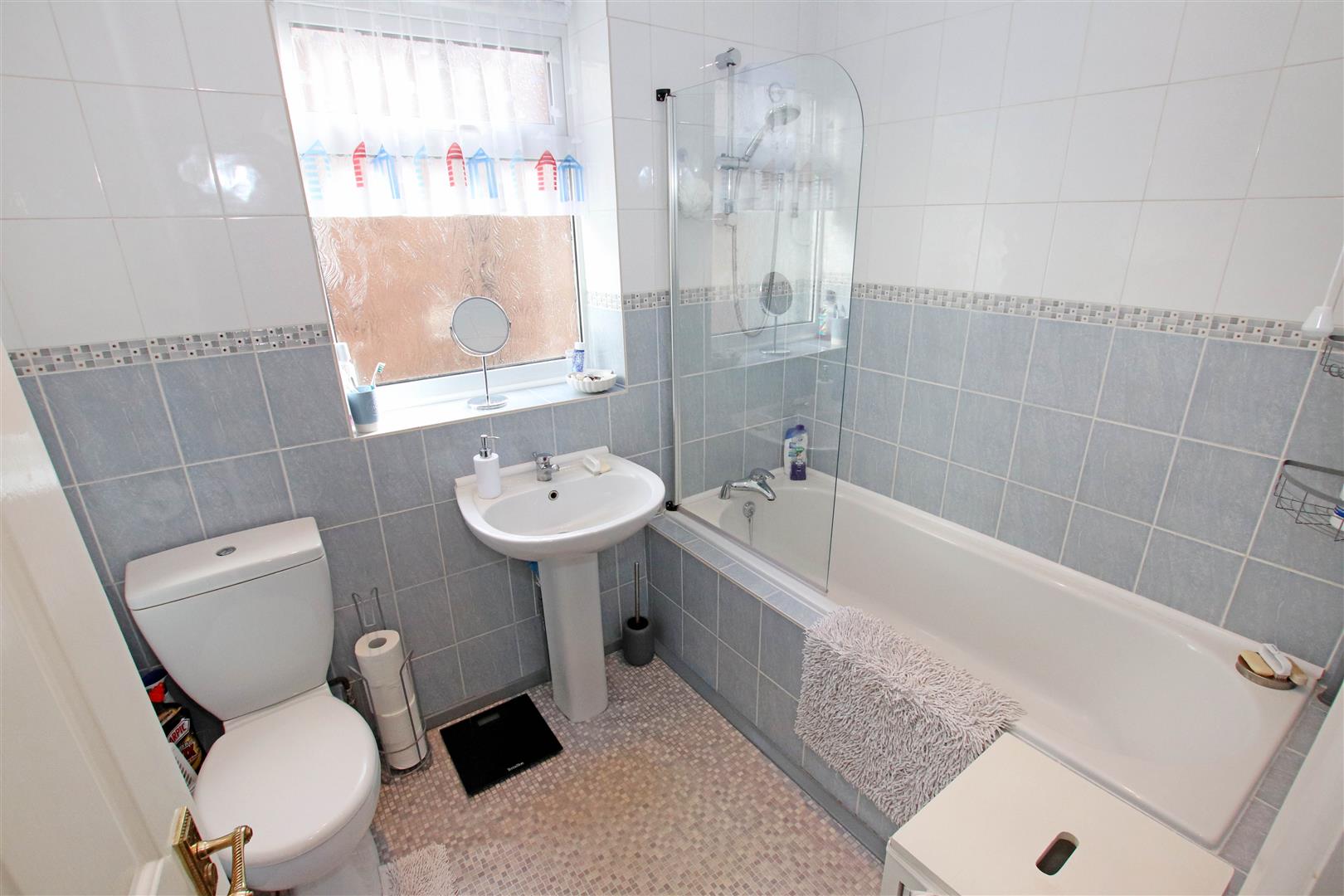 FIRST FLOOR FAMILY BATHROOM